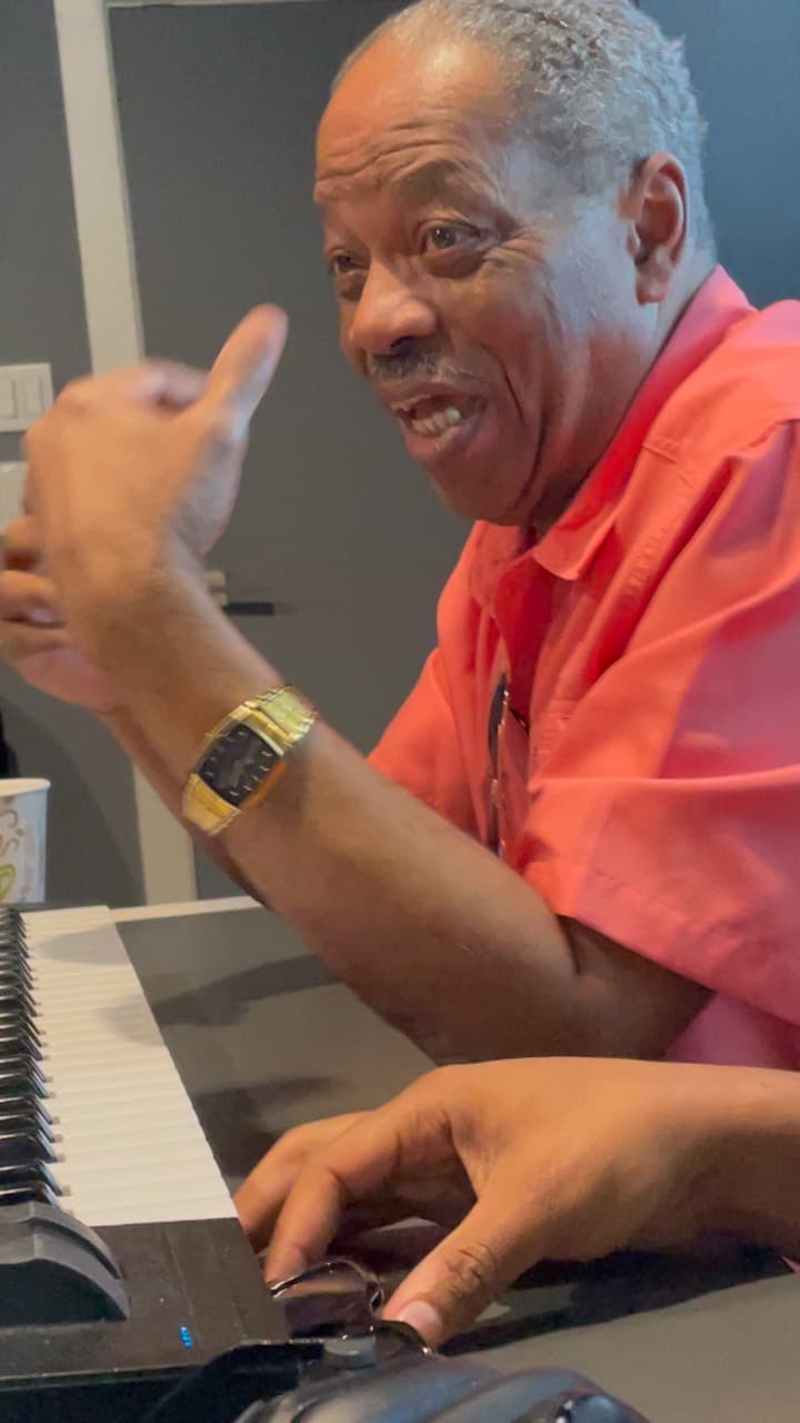 Lawrence Dopson explaining a passage at the keyboard